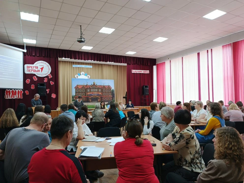 📚 Учителя на каникулах: мифы и реальность🤗  🎈Каникулы — это не про отдых. Это про педсовет в актовом