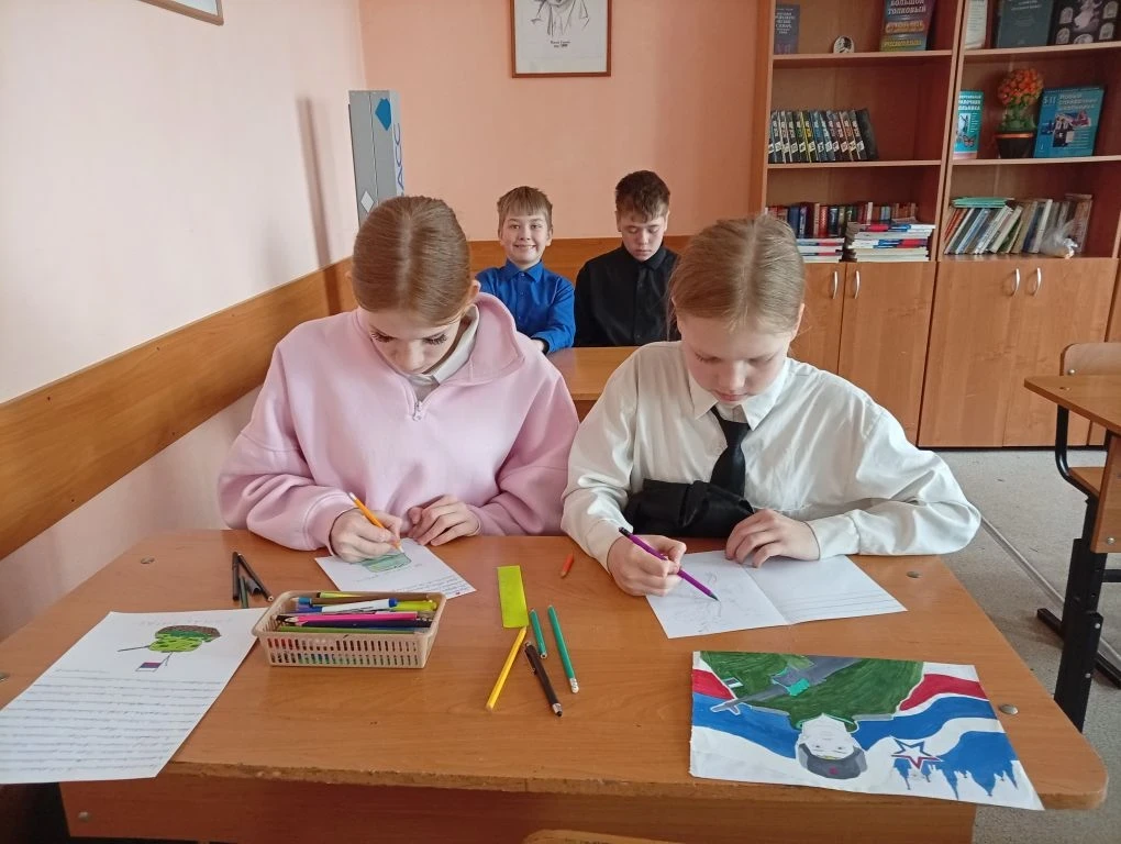 Ребята с 1 по 9 классы написали теплые и искренние слова поддержки для тех, кто стоит н...