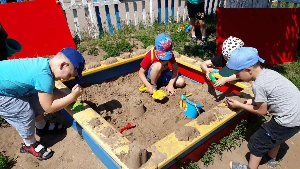 В детском саду можно проводить прогулки весело и с пользой. Например, игры с песком - развивают такт