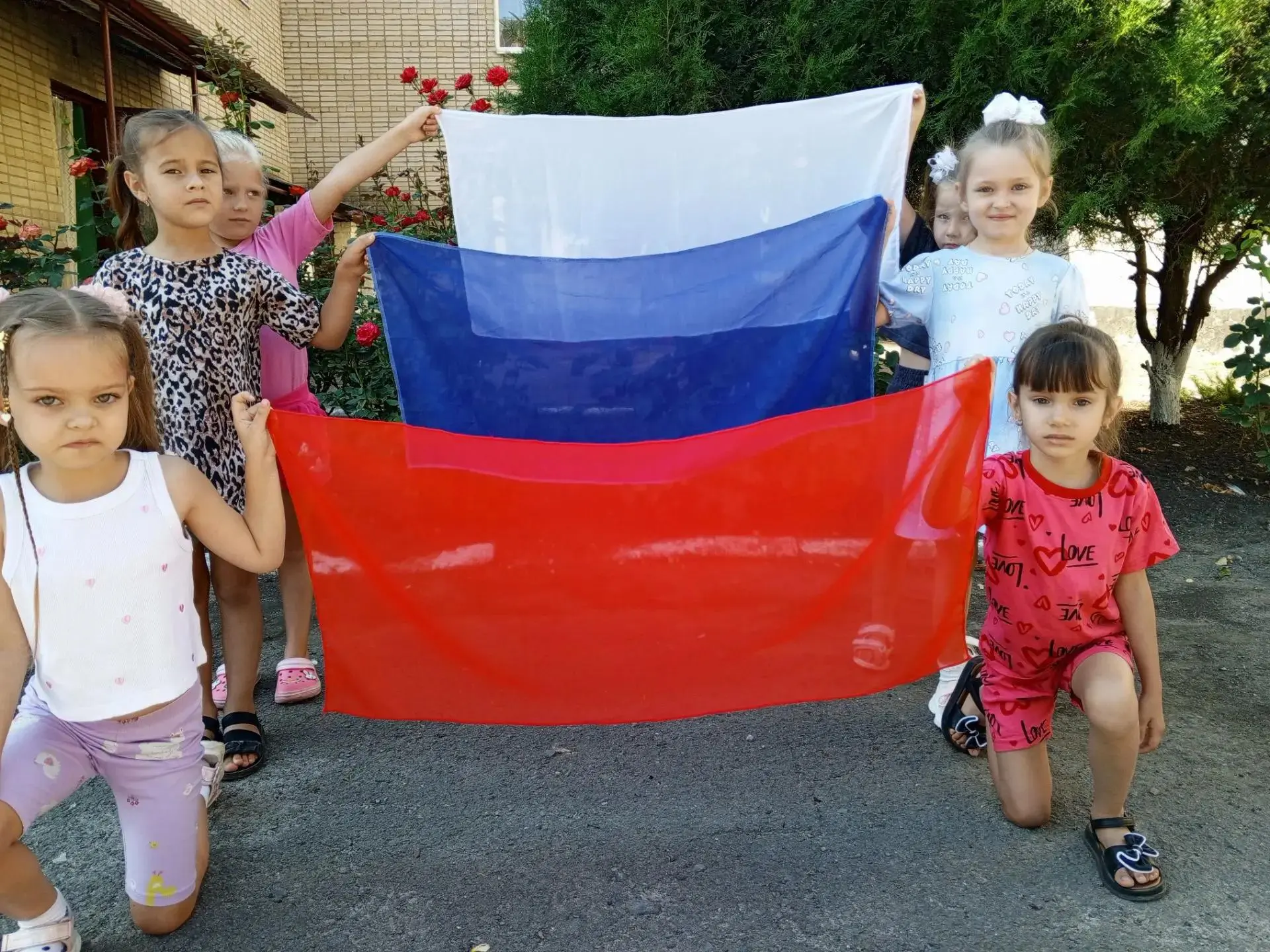 В рамках Всероссийской акции «Цвета Родины», приуроченной к празднованию Дня Государств...