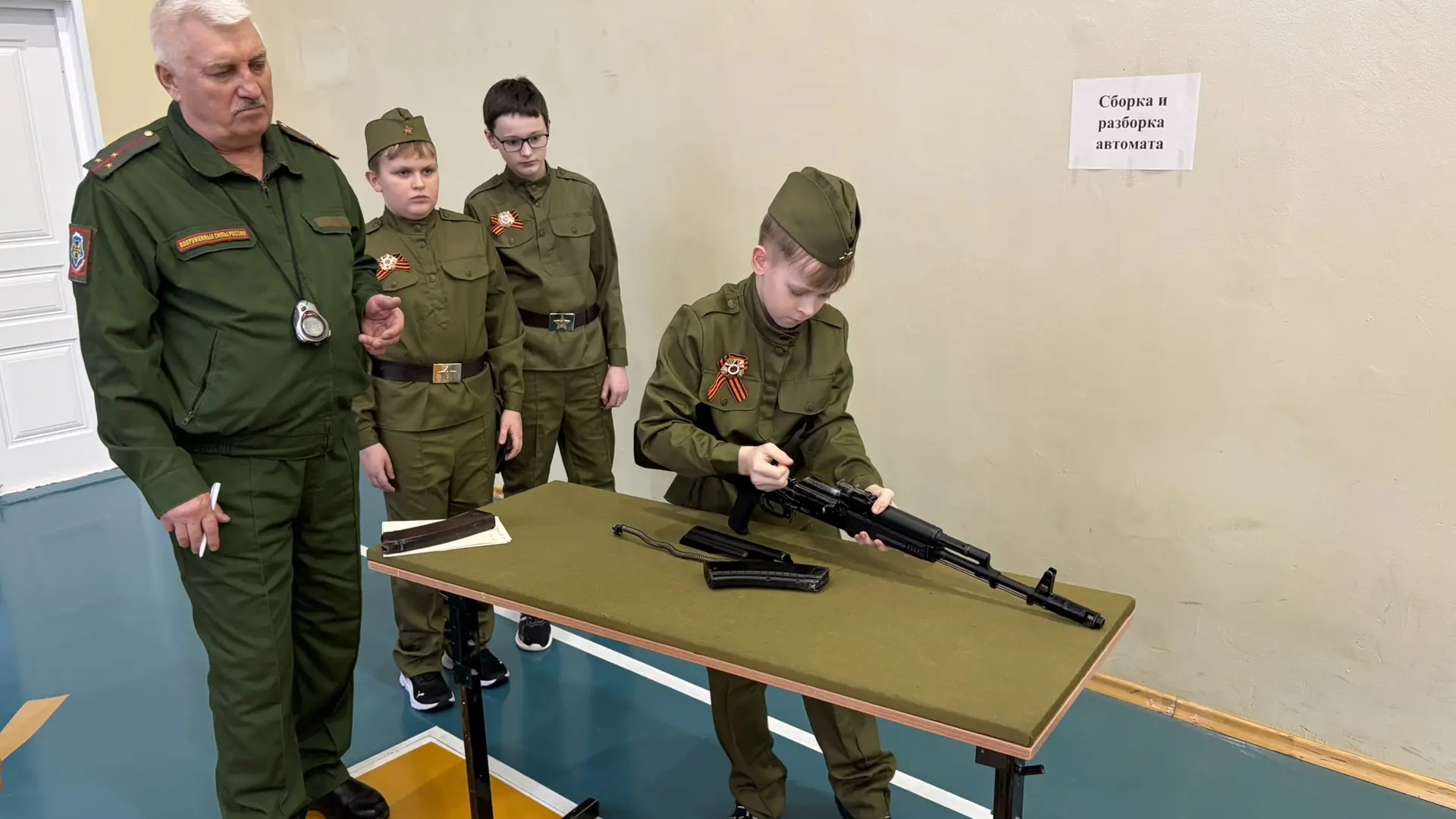 Тропа к генералу!   В нашей школе в рамках военно-патриотического месячника «Виват, Россия» состояла