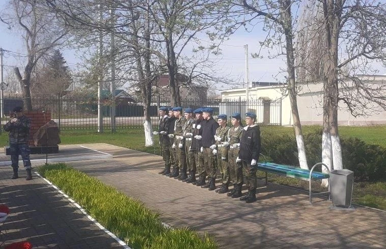 🥀Кадеты ВПК «Сокол» почтили героев Чернобыля  26 апреля — день, когда мир узнал страшное слово «Черн