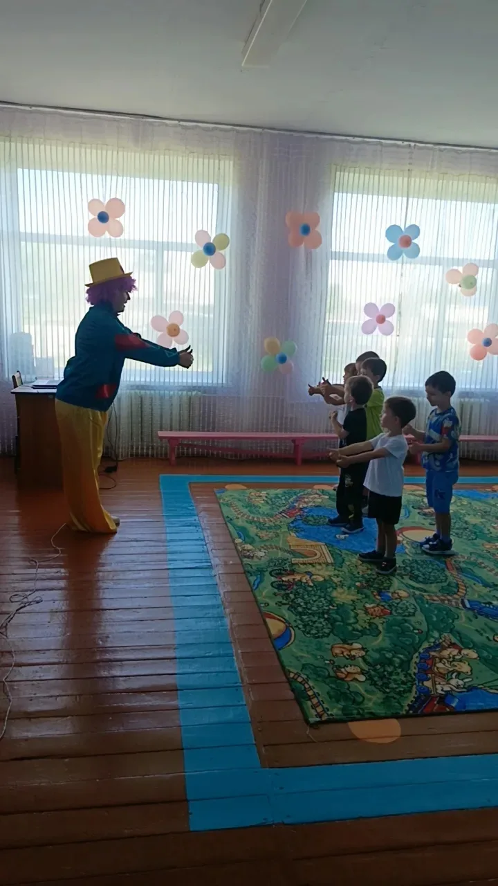 Детский смех звенит сегодня всюду,
Искренний, веселый, заводной,
Дети – это счастье, это чудо!
Нам о