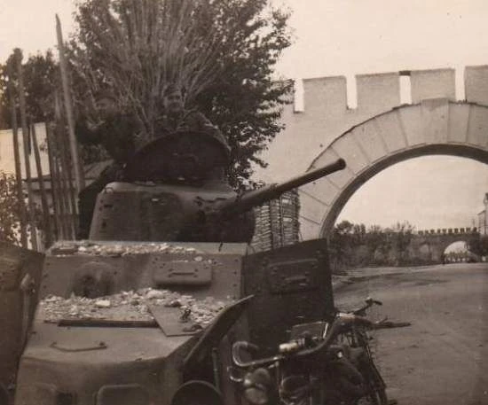 #фотодня 📸Советский броневик БА-10М, оставленный у Новогородского кремля