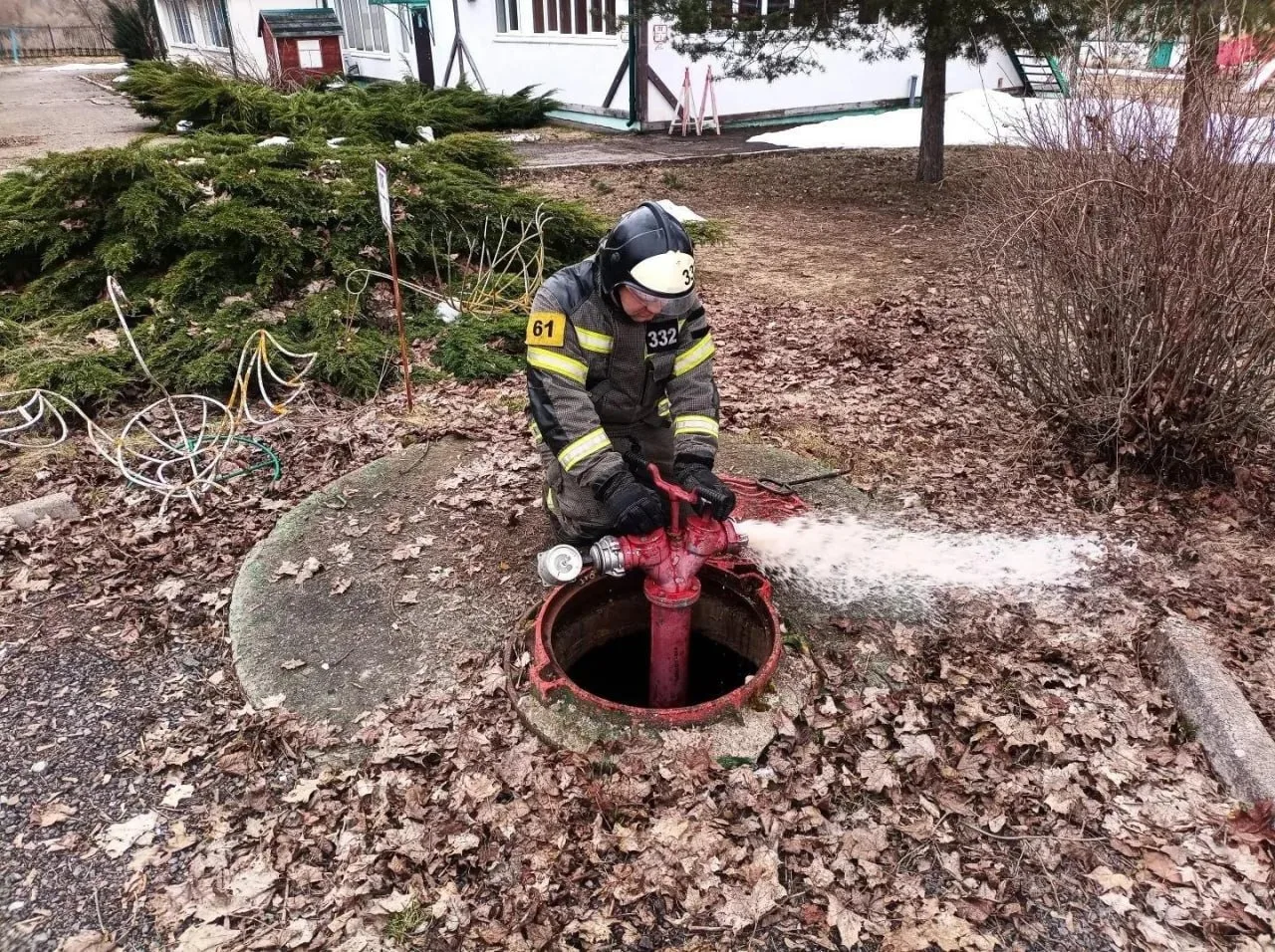 📆 Время пришло! Огнеборцы проверили пожарные гидранты в округах региона 💦  ➡️ Испытание пожарных гид