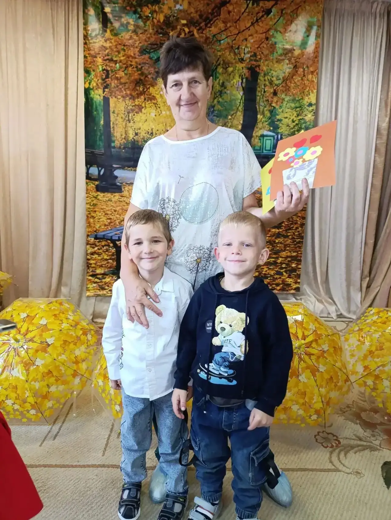 Сегодня в нашем зале весело и душевно. Мы поздравляем наших бабушек и дедушек с Днем по...