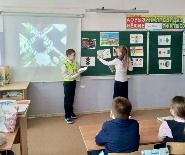 🚦Отряд ЮИДД в действии!🚦  ✨Под руководством Татьяны Сергеевны Рылеевой отряд ЮИДД провёл познаватель