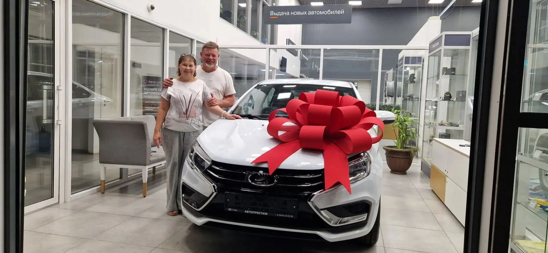 Поздравляем Игоря и Елену из Волгограда  покупкой LADA VESTA

Желаем, что бы за рулём вас сопровожда