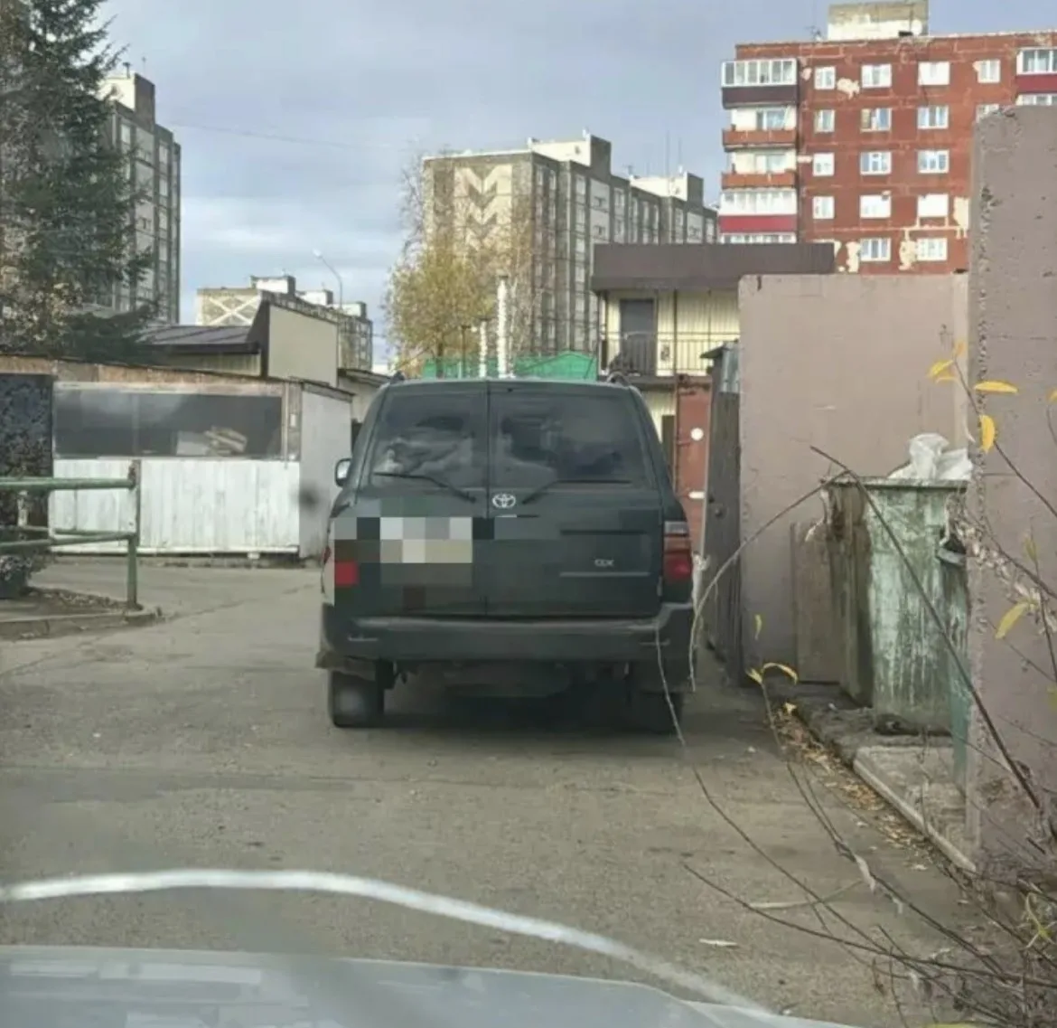 С улицы Ленина в Мирном угнали внедорожник с ключами в замке зажигания 👮‍♂