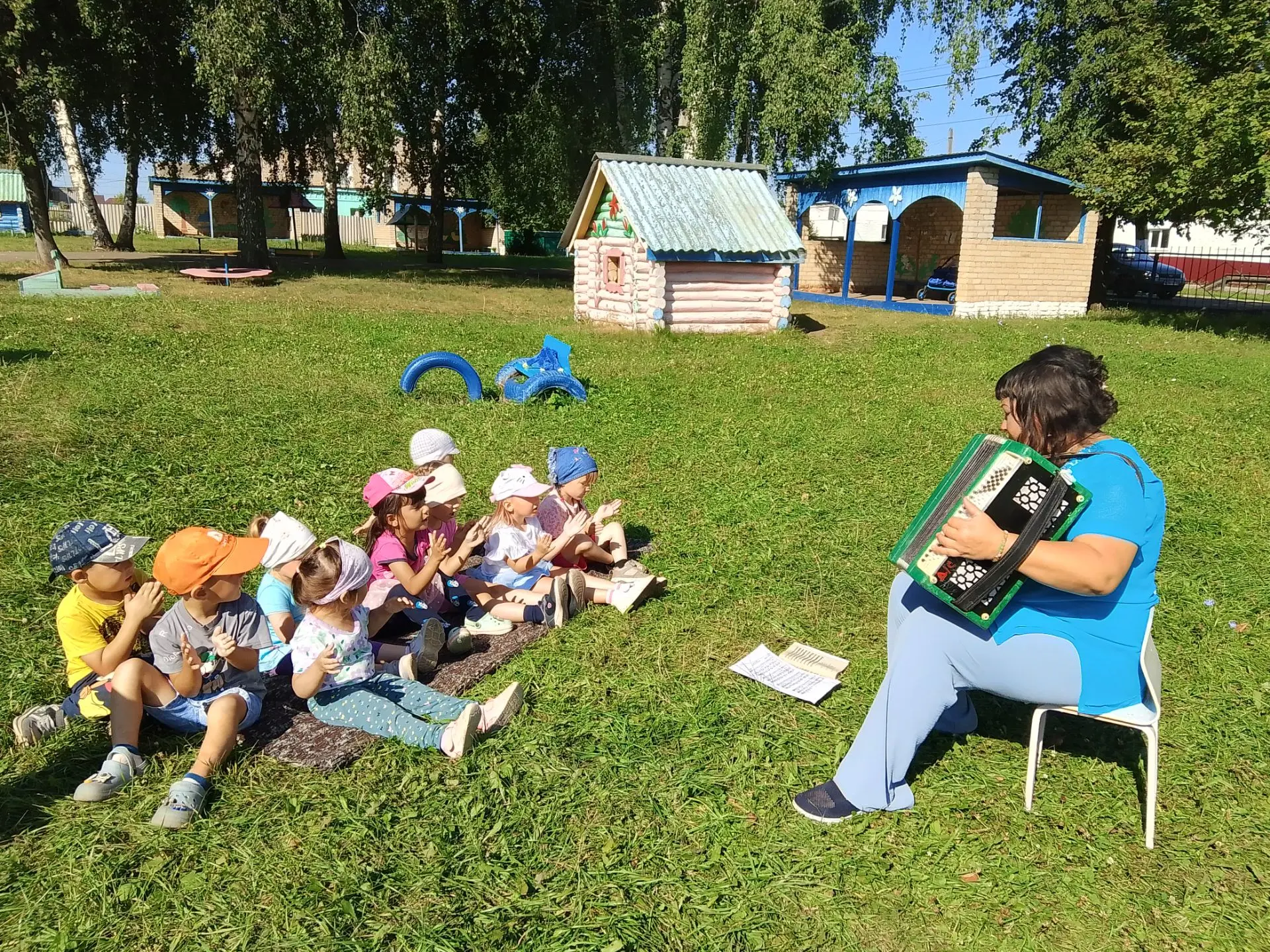 Сегодня  прошло музыкальное занятие в нашем детском саду! Музыкальный руководитель Кири...