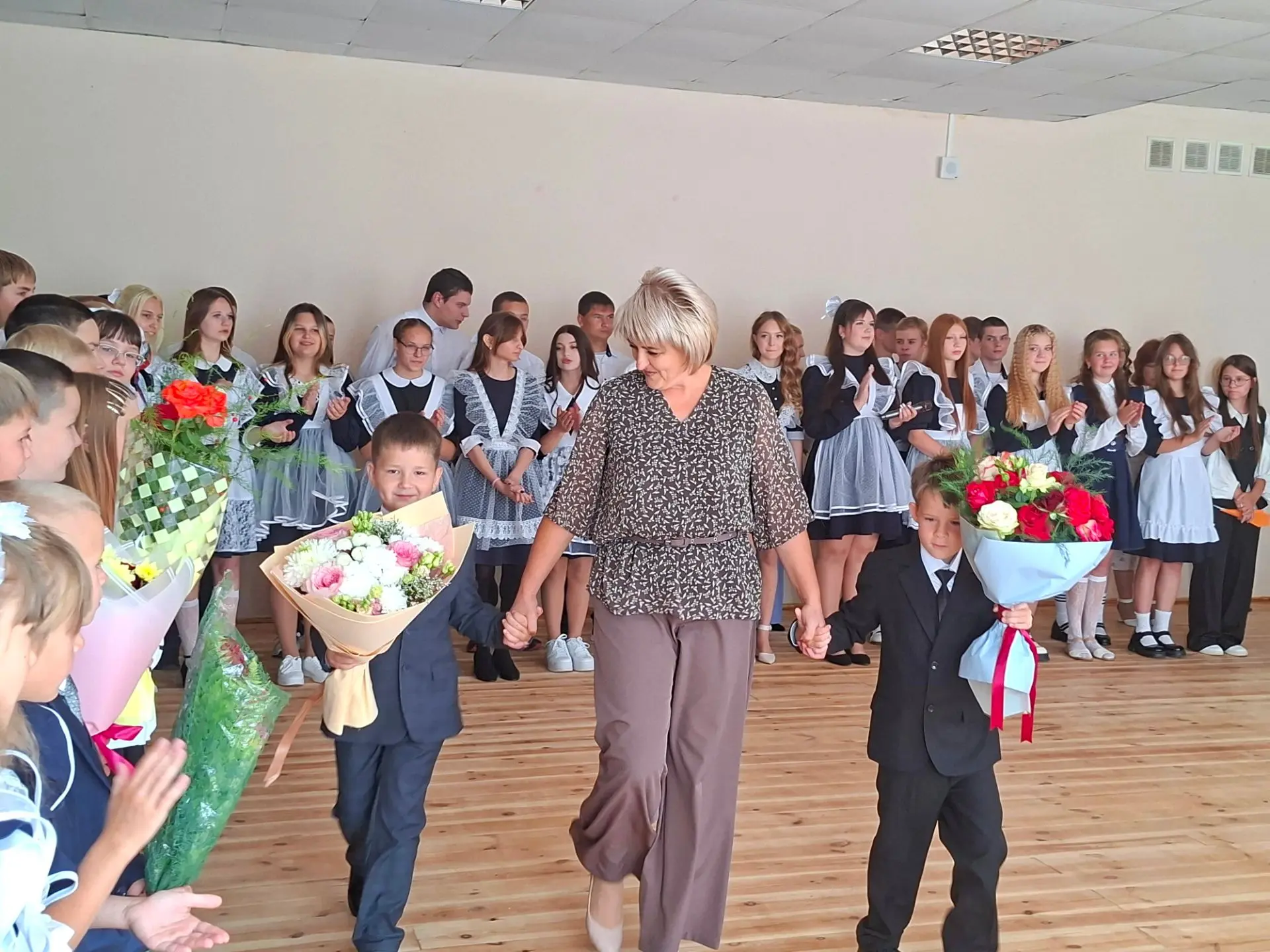 🌹Сегодня наша торжественная линейка, посвящённая Дню знаний,  была по-особенному милой...