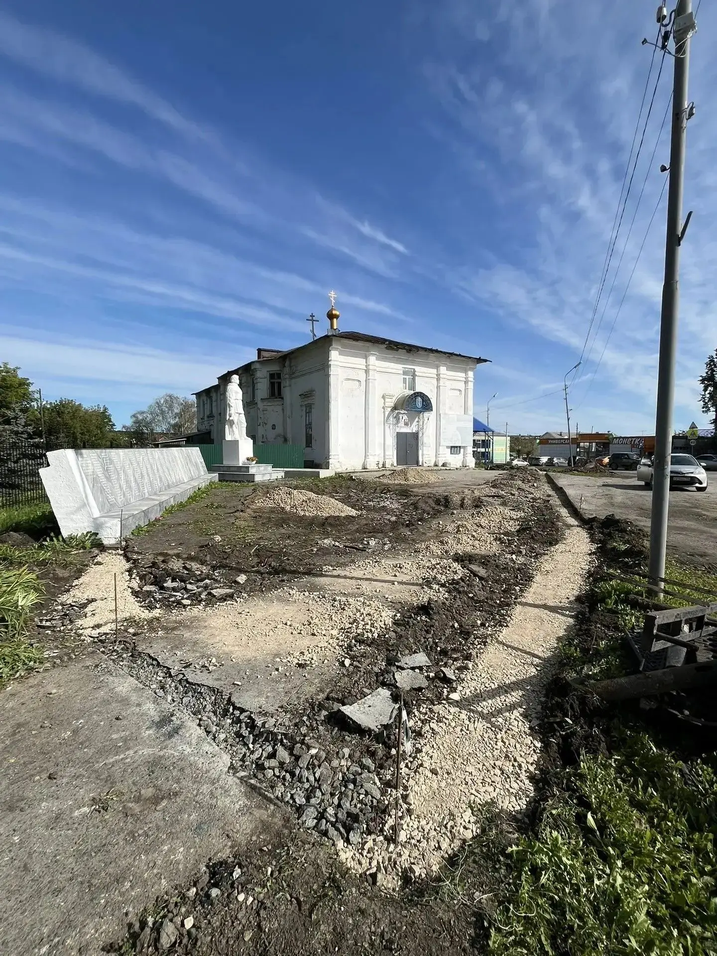 На территории мемориального комплекса начались работы по благоустройству. Подрядная орг...