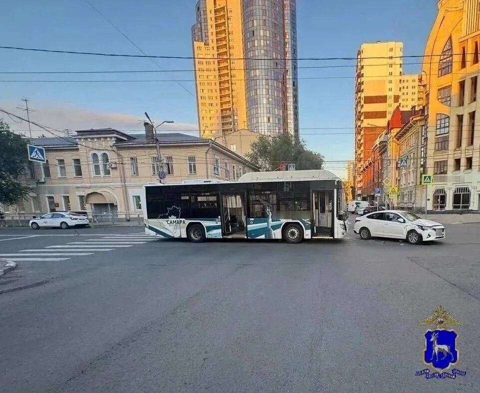 🔴 В Самаре на перекрёстке Вилоновской и Самарской автобус столкнулся с Hyundai Solaris

Две женщины