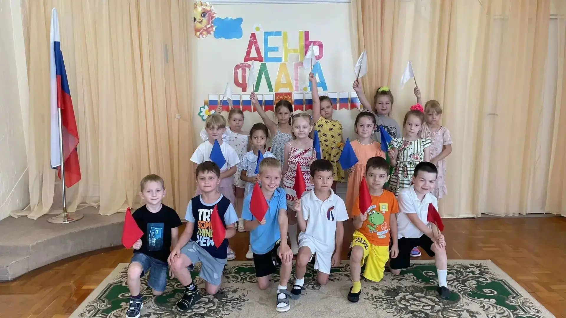 Белый – облако большое,