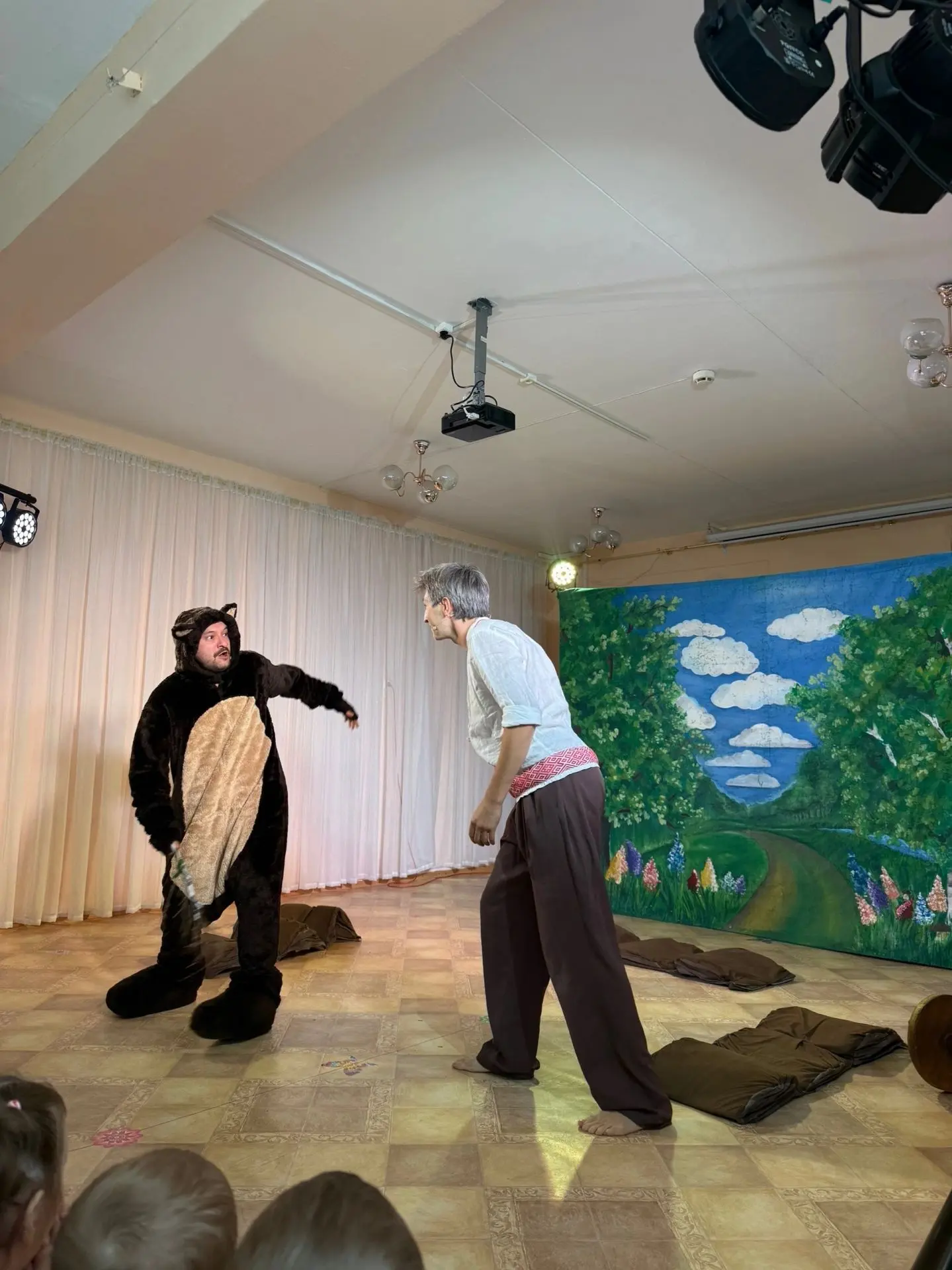 Сегодня к нам в гости приезжал театр «Карьялас»! 🎭✨

Артисты показали любимую русскую народную сказ