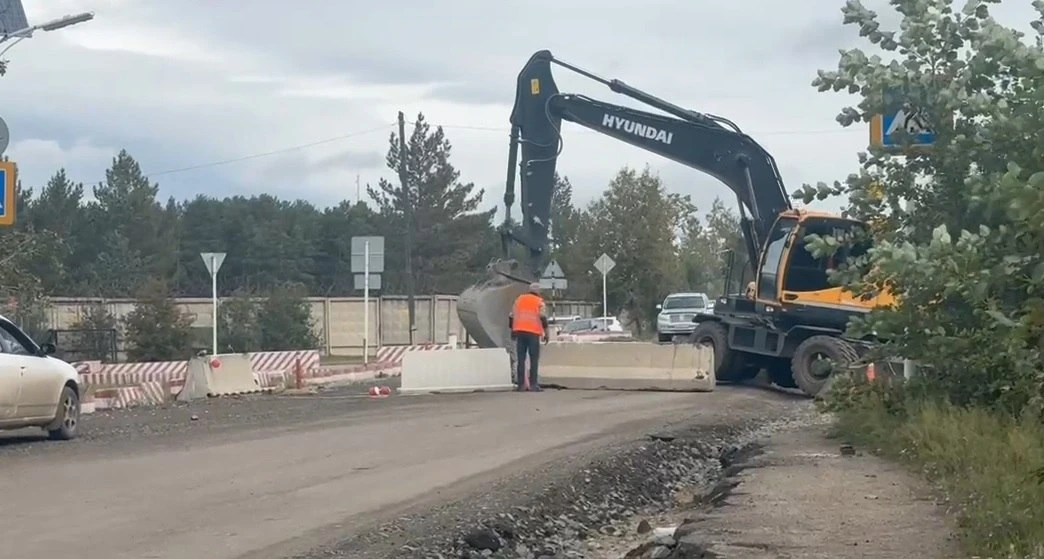 В селе Смоленка рядом со школой перекрыли движение автомобилей, в том числе и по прилег...