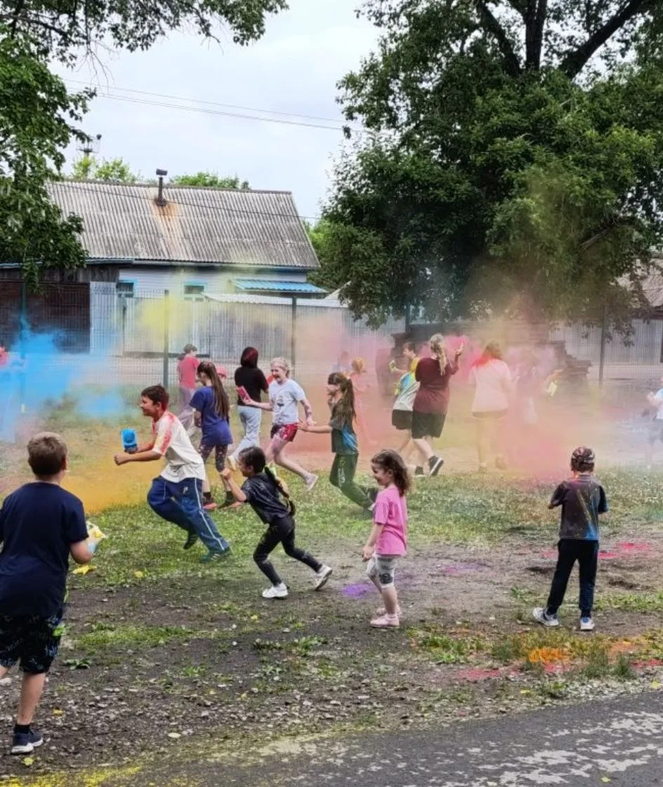 🎨 КРАСКИ ХОЛЛИ В НАШЕМ ЛАГЕРЕ!

Сегодня наш школьный лагерь взорвался радугой! Ребятам устроили нас