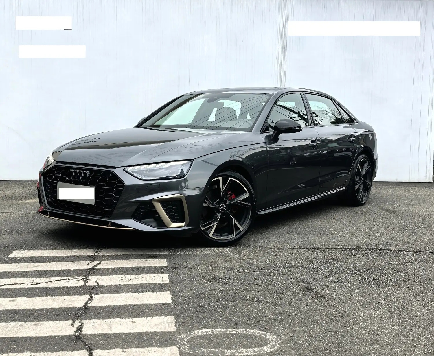 Импорт из Китая 🇨🇳
AUDI A4L 40TFSI
2024 / 03
2.0 / 190лс / quattro
Пробег 7 322км

RS edition, под