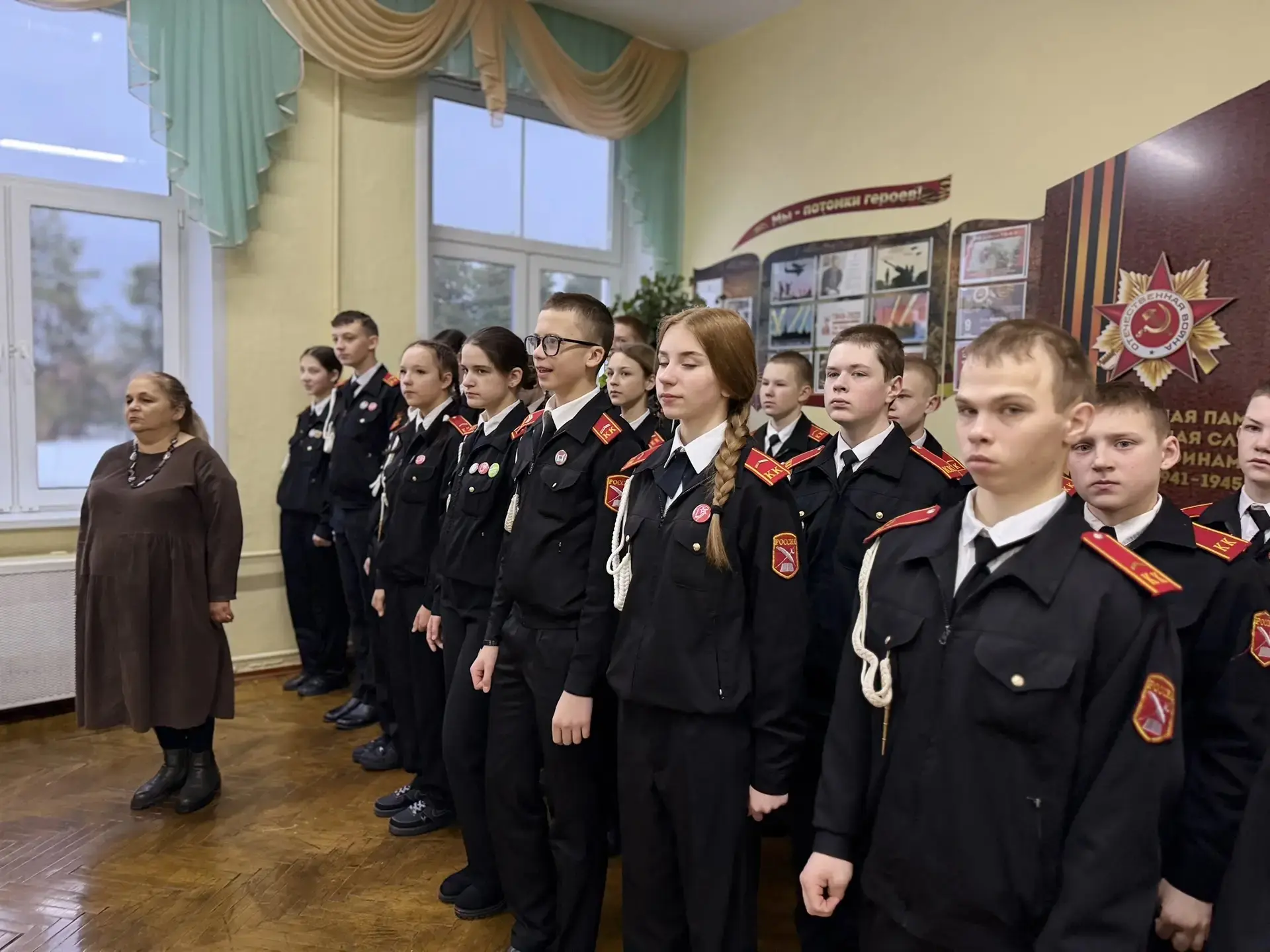 Начало новой учебной недели в нашей школе! 🏫  Сегодня, в первый день недели, состоялась традиционная