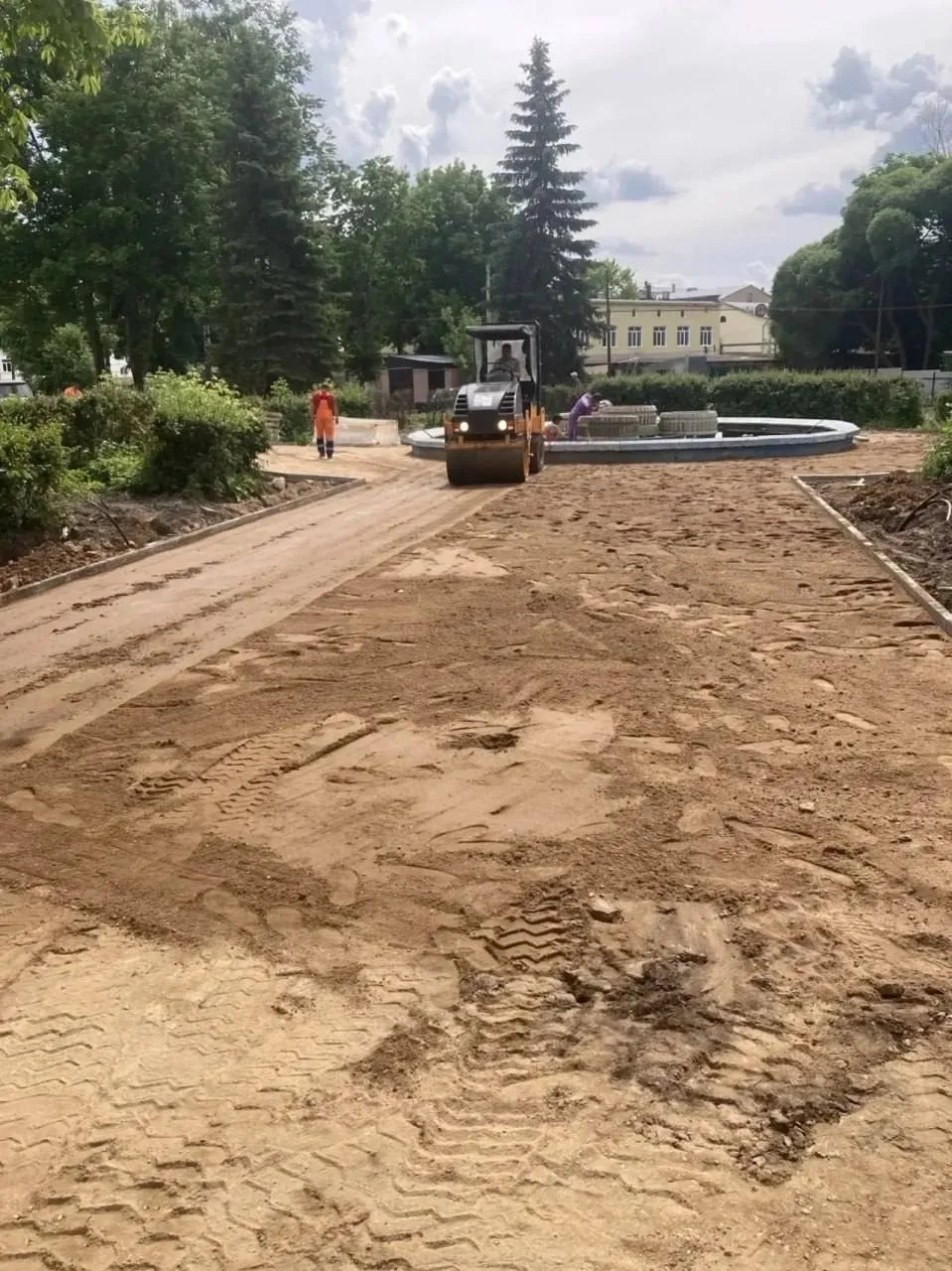 В сквере напротив кинотеатра «Родина» в Великих Луках продолжаются работы по благоустройству

Данная