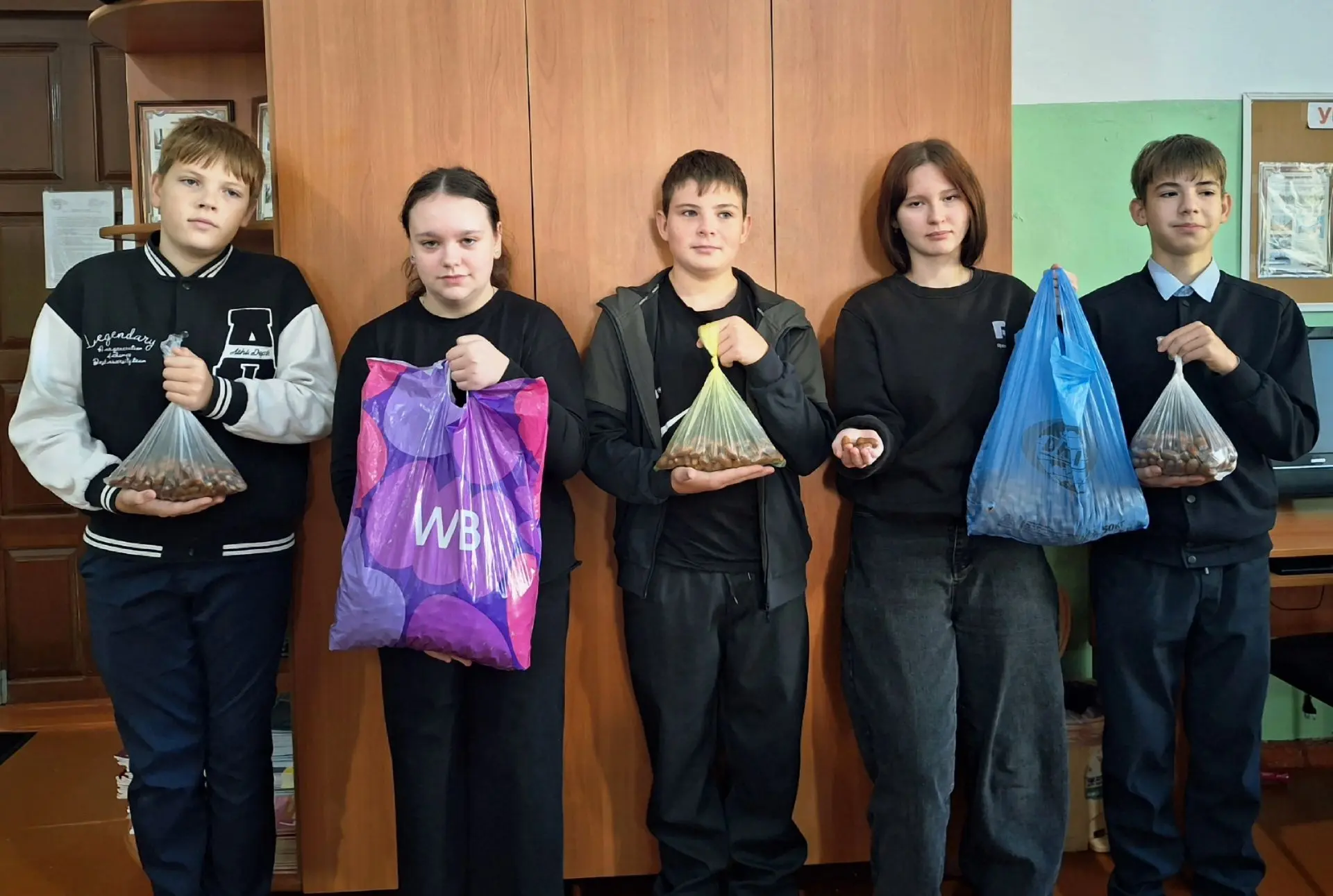 Ученики 7б класса присоединилась к акции по сбору желудей.