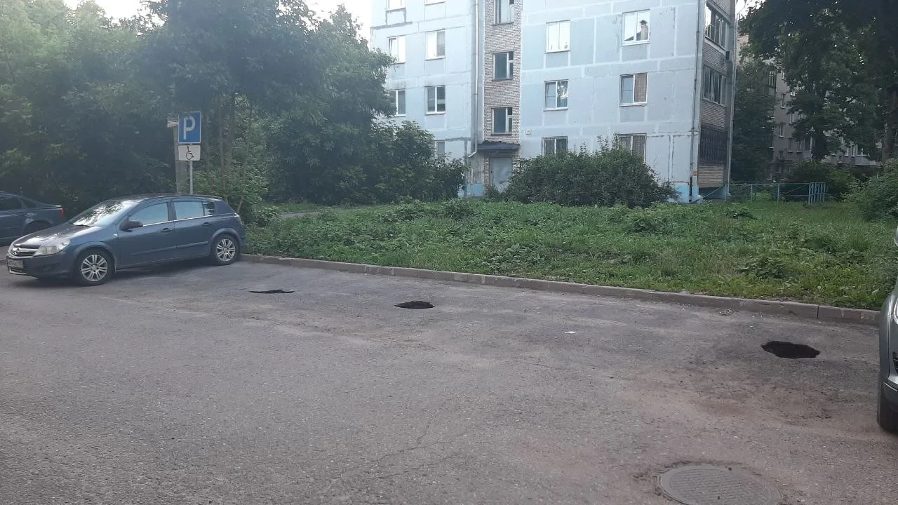 «Андрей, добрый день! Обращаются к Вам жители Сергиева Посада. В нашем дворе по адресу:...
