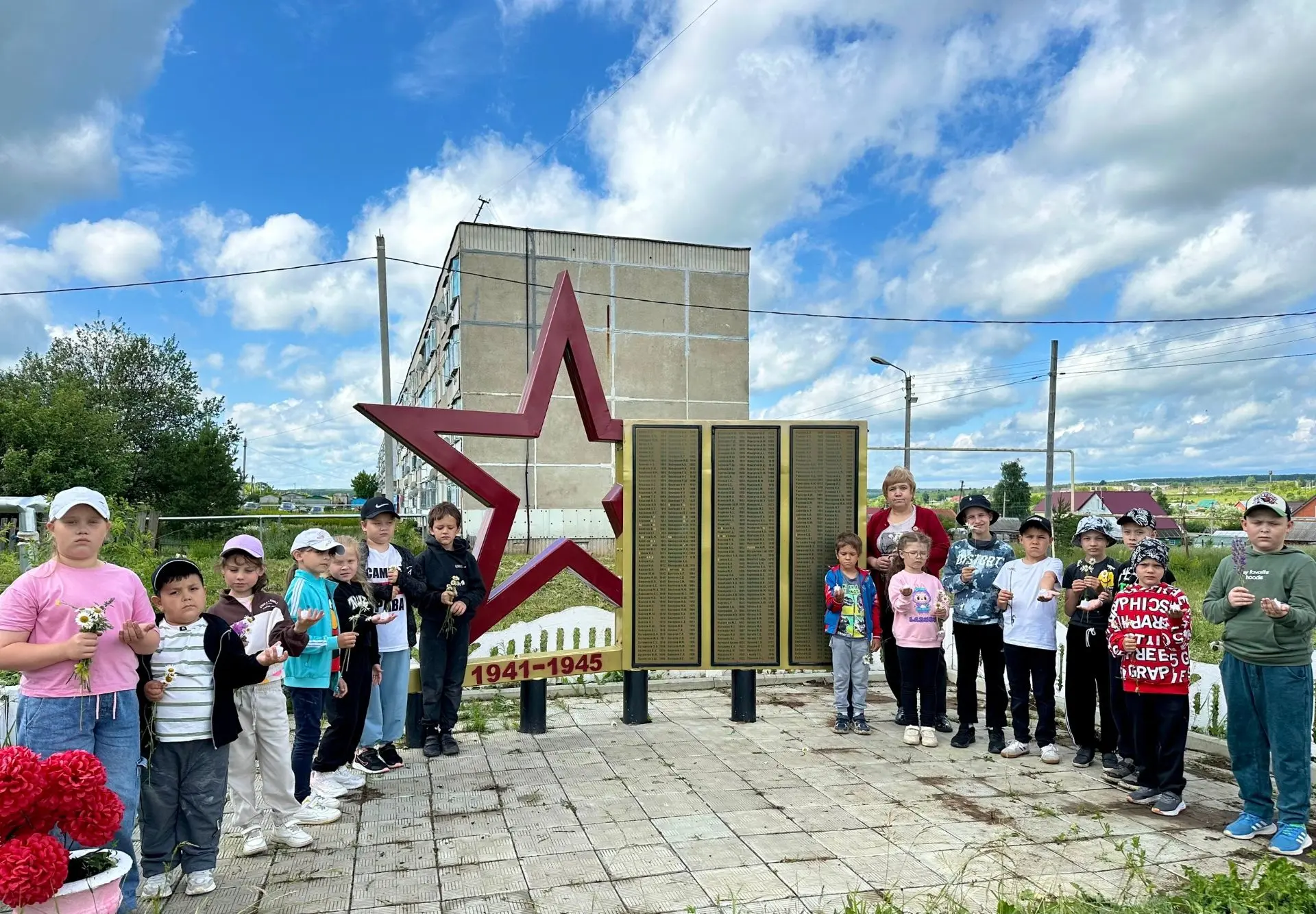 ДЕНЬ ПАМЯТИ, МУЖЕСТВА И БЕЗОПАСНОСТИ! 🇷🇺

Сегодня в нашем лагере был особенный день – насыщенный, 