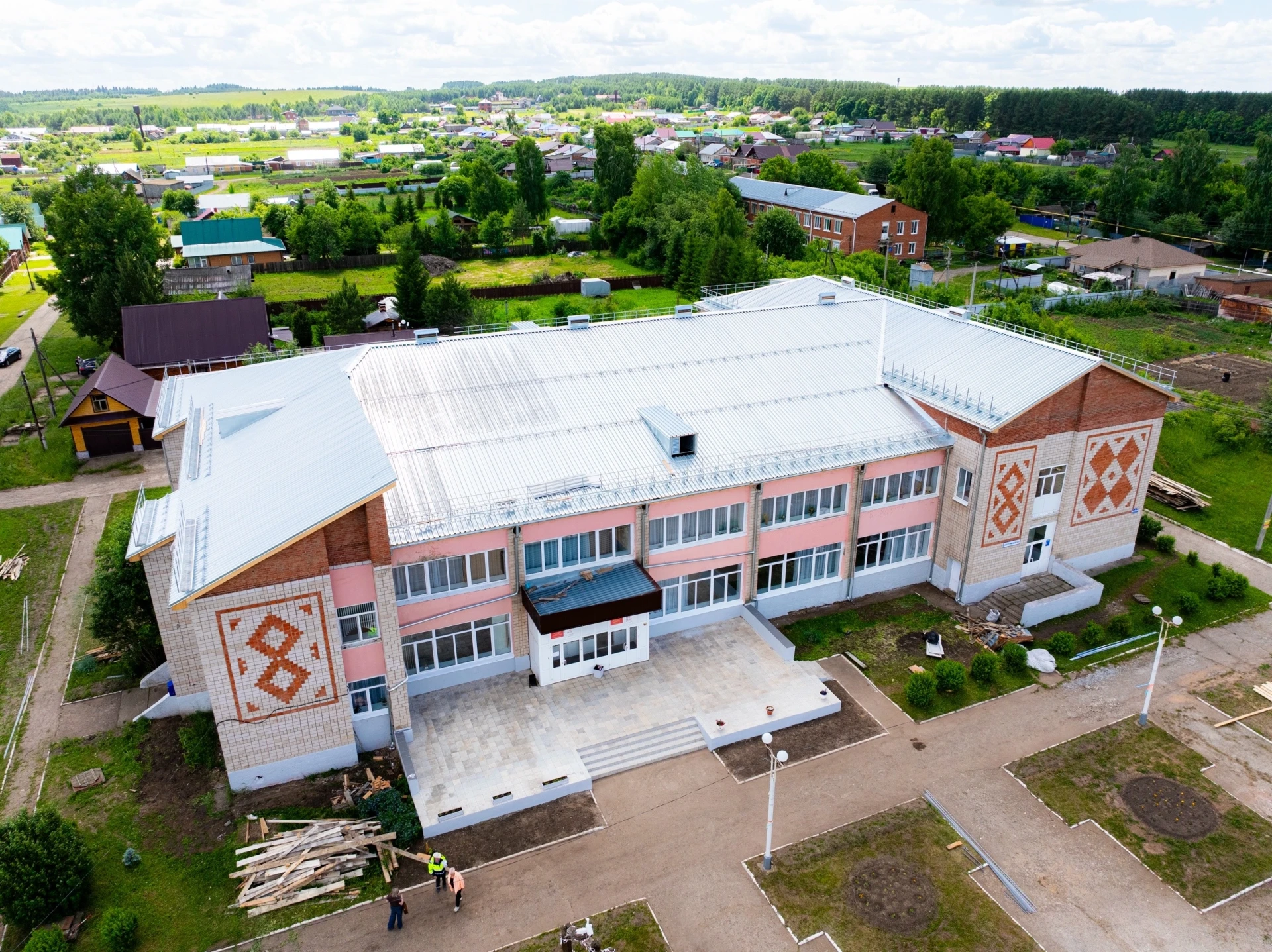 Дулесовский сельский культурный центр преобразился

Ремонт кровли завершен, подрядчик устраняет недо