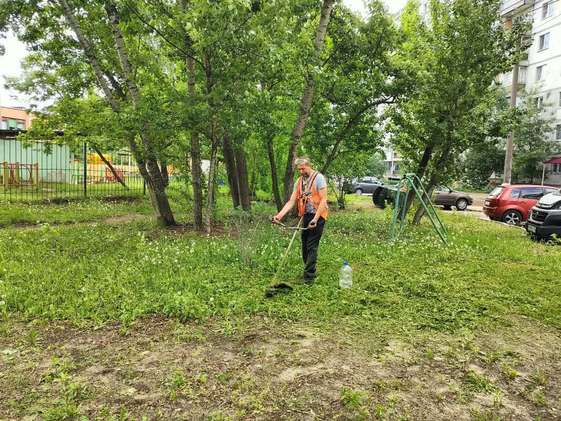 🌿 В летний период уделяем особое внимание благоустройству придомовых территорий: регулярно проводим 