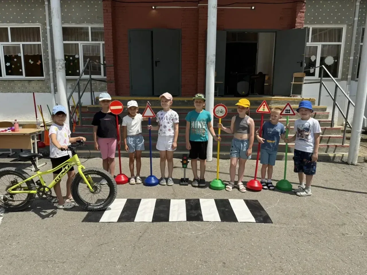 Сегодня, 3 июля в летнем оздоровительном лагере "ЛУКОМОРЬЕ" день посвящен безопасности ...