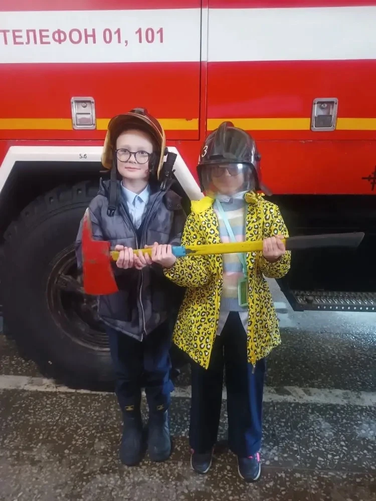 🚒🧑🏻‍🚒17 марта ребята 2Г класса (кл. руководитель Колычева Г.Е.) были на экскурсии в пожарной части №
