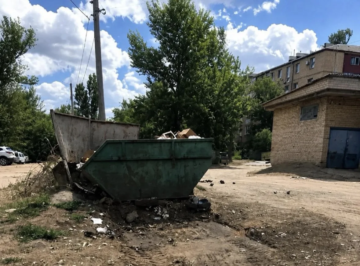 На контейнерной площадке на улице Коммунистической убрали навал мусора.

Работы выполнила подрядная 