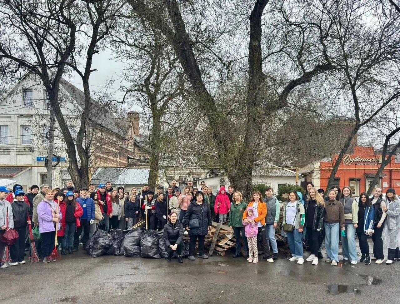 Субботник в Ленинском районе: когда дождь — не помеха 🌧️