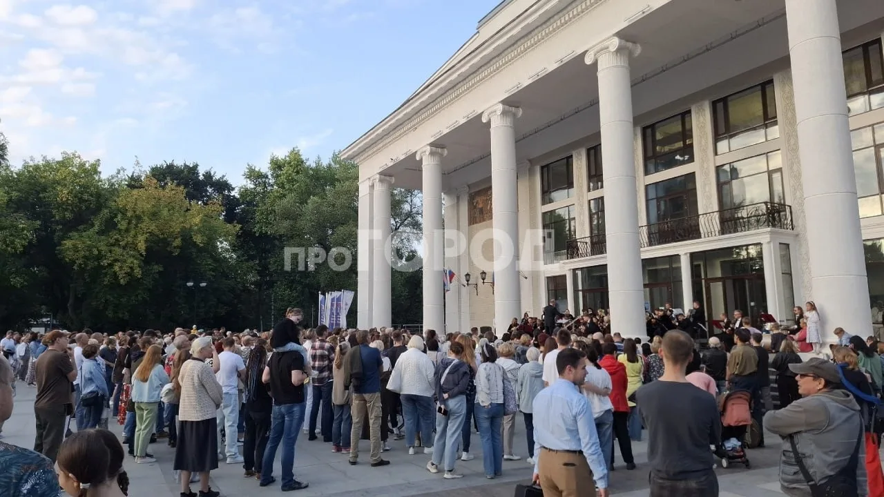 У здания филармонии прошел концерт Симфонического оркестра.