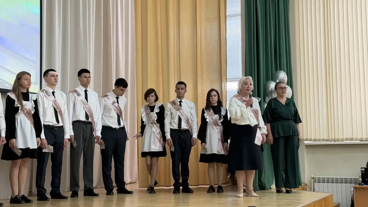🔔 Последний звонок — прощание со школой и старт во взрослую жизнь! 🔔  Сегодня в нашей школе особенны