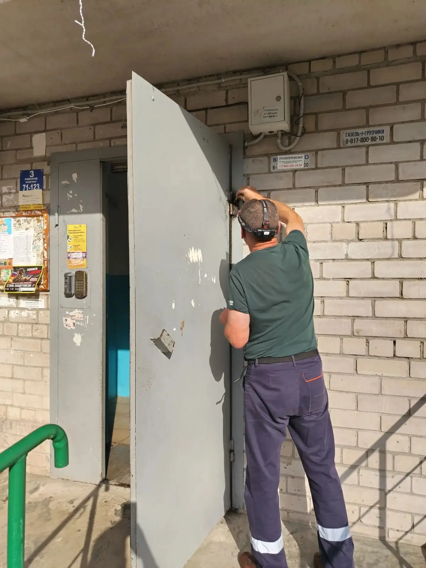Ни одна деталь не остаётся без внимания: в фокусе — входная группа подъезда. Проводим  осмотр и мелк