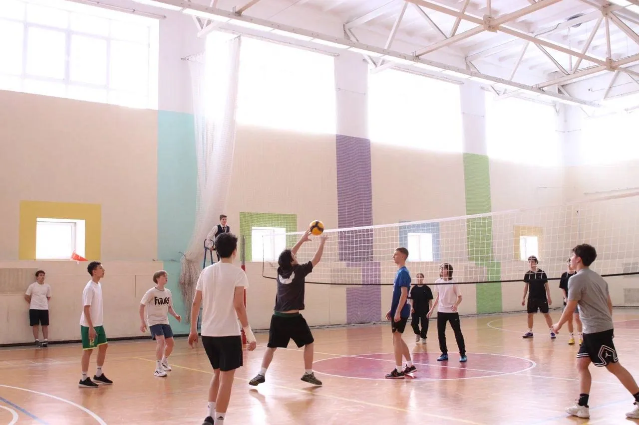 🏐 В гимназии состоялись соревнования по волейболу среди 9-х классов  Яркие игры прошли в большом спо