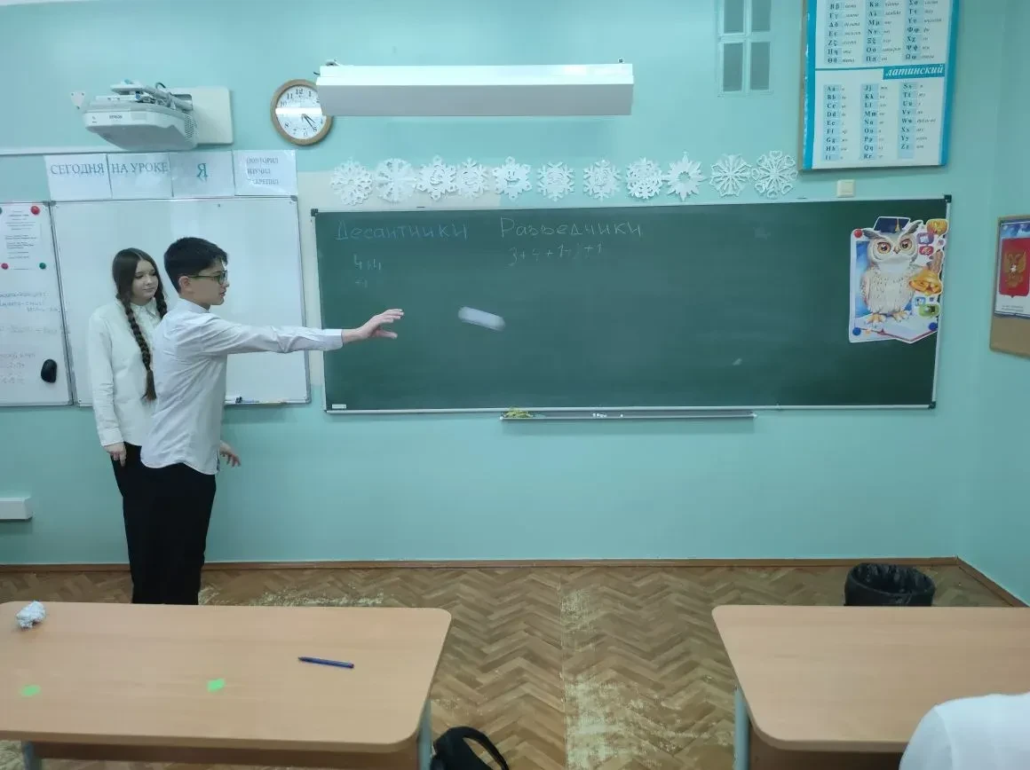 27 февраля в 7В классе прошло КТД "А ну-ка, мальчики!", посвящённое Дню Защитника Отечества.   2 ком