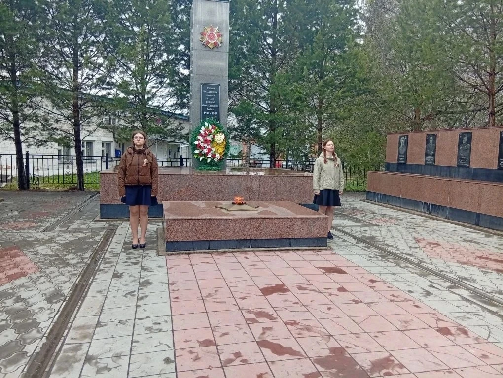 Вахта памяти: ученики МБОУ Петропавловская СОШ отдают дань уважения героям Великой Отеч...
