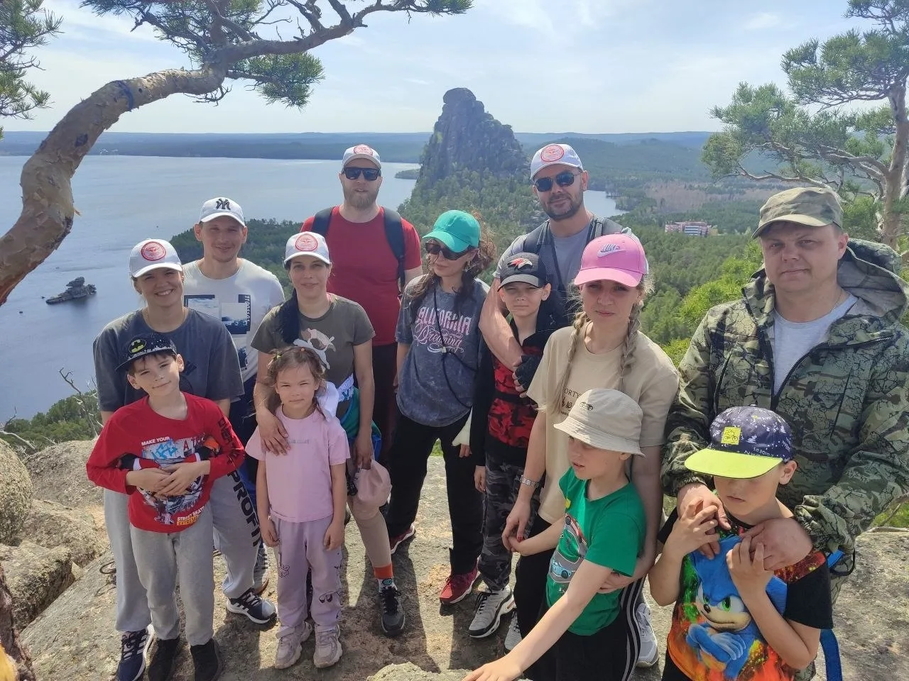 🏕Сотрудники онкодиспансера встретили майские праздники в горах Борового.
