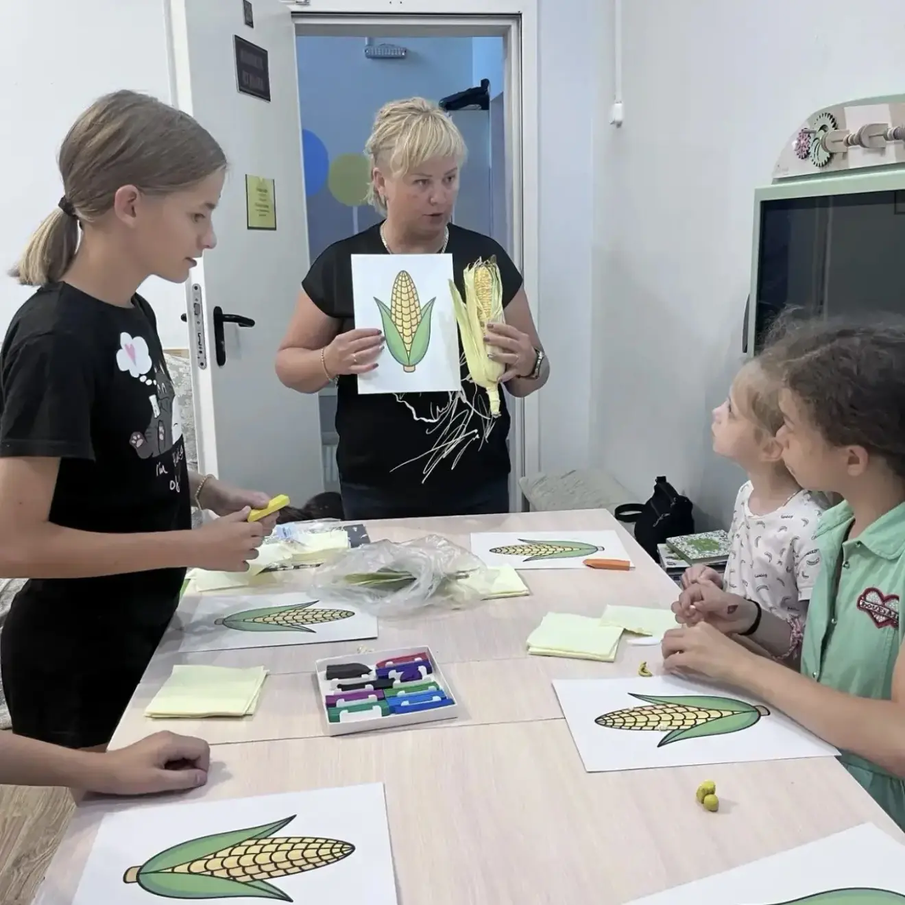 Кукурузное чудо: аппликация из пластилина и салфеток🌽