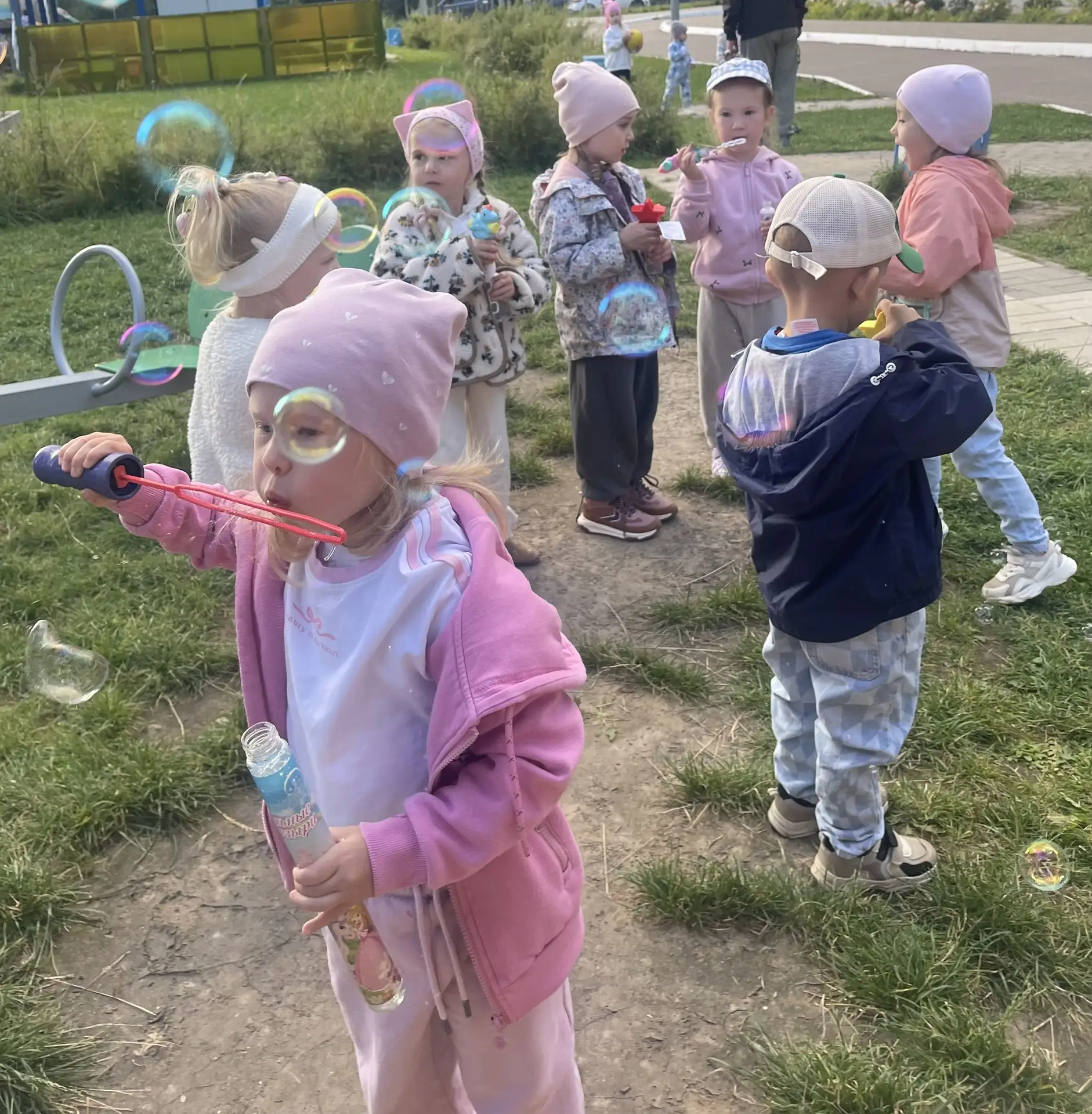 Уходящее лето пахнет скошенной травой, вечерней прохладой и... детством.