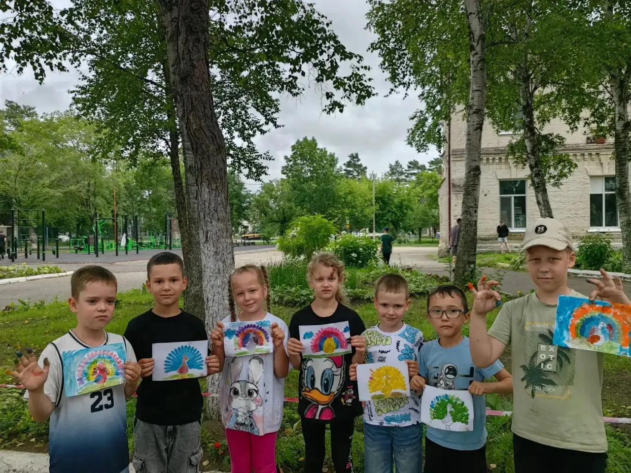 🎨 Ребята из 1 отряда сегодня творили с душой! 💛

Они создали ярких павлинов — и не просто кисточка