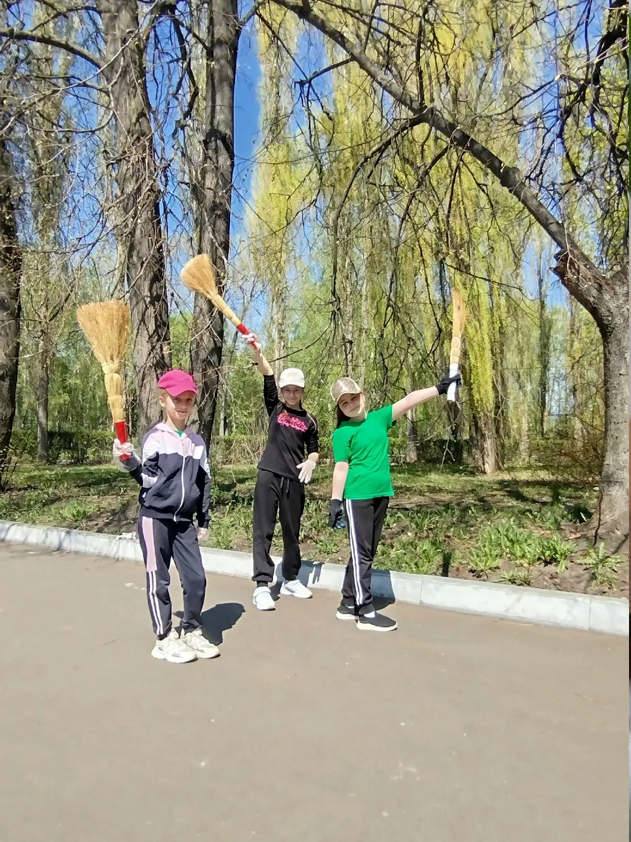 Маленькие волшебники чистоты Сегодня ребята из 2Б доказали: даже самая маленькая метла может сделать