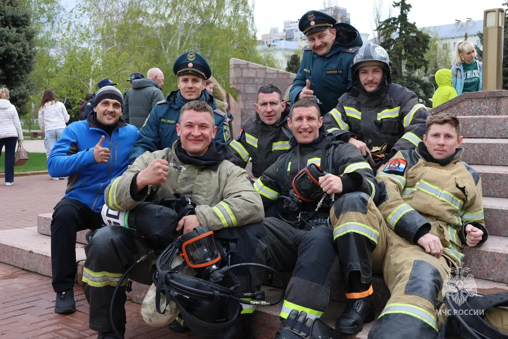 🧑‍🚒Площадь Славы в Самаре собрала пожарных и спасателей на масштабный праздник  В преддверии знамена