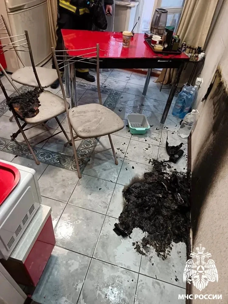 🔥 Завтрак во дворе вместо кухни  Обычное утро в Кемерове обернулось эвакуацией: на кухне одной из кв