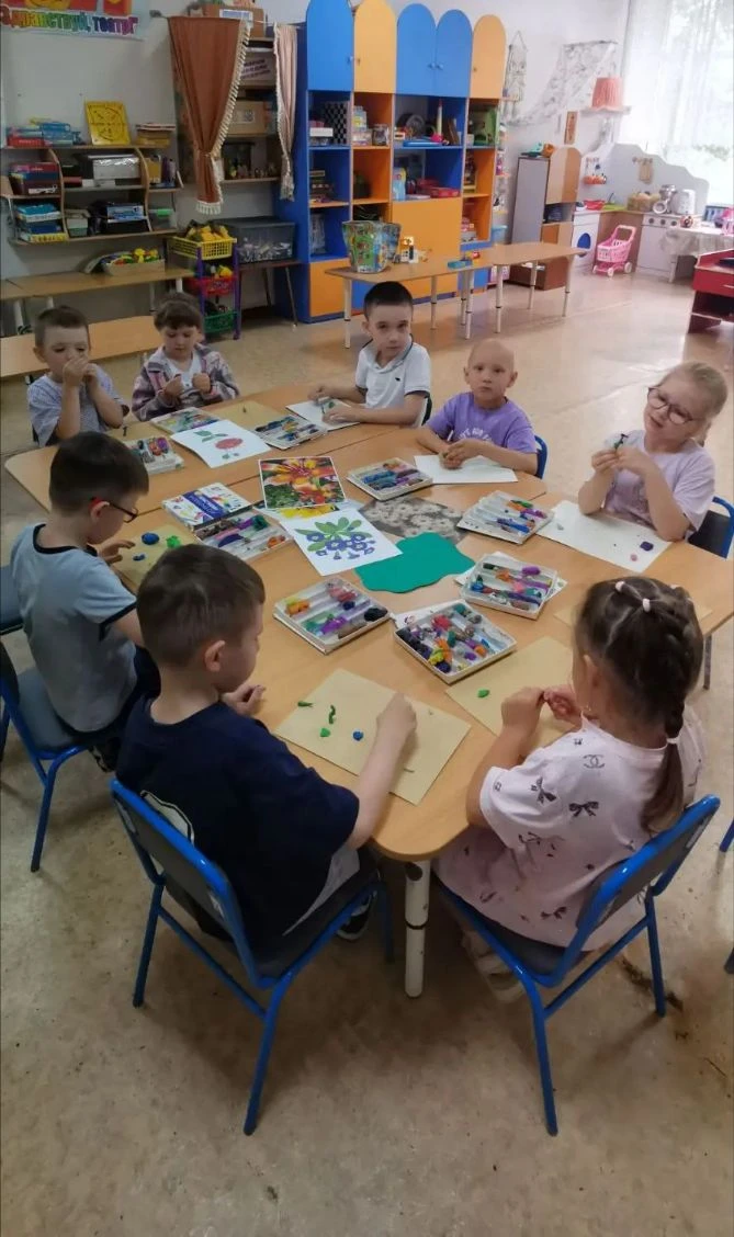 "Дружные ребята"  и "Умные совята" выполнили коллективные  работы из пластилина - "Цвет...