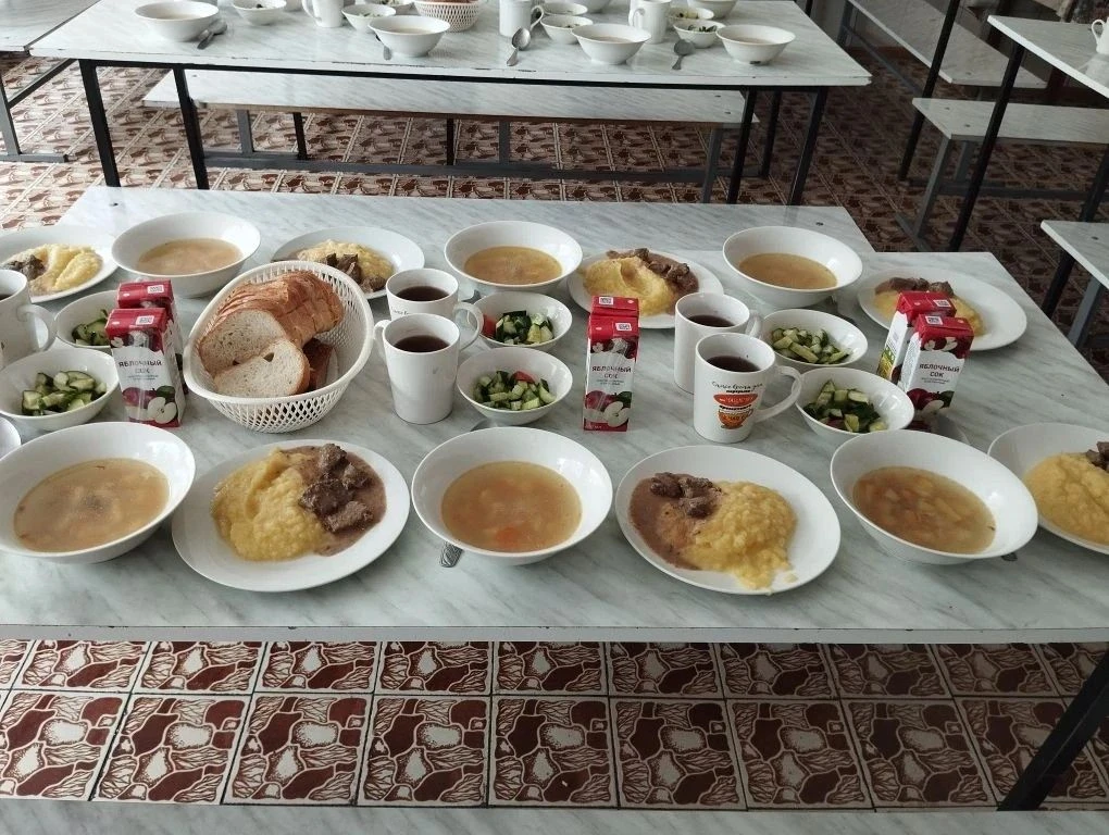 🍲 ДАВНО ВАМ НЕ РАССКАЗЫВАЛИ, А ЧЕМ У НАС КОРМЯТ В ЛАГЕРЕ?
Держитесь за стулья, родители. Ваши дети 