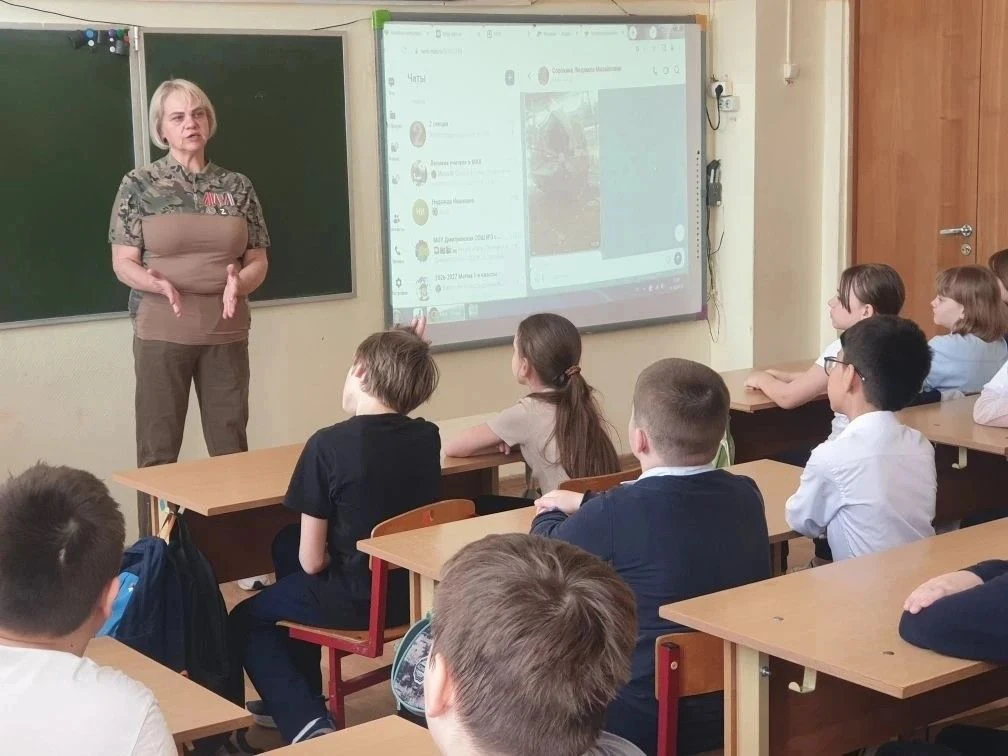 В Дмитровской 3 школе В 4 а классе( кл. рук. Срокина Л. М.) и в 4 б ( кл. рук. Андреева В. Ю) состоя