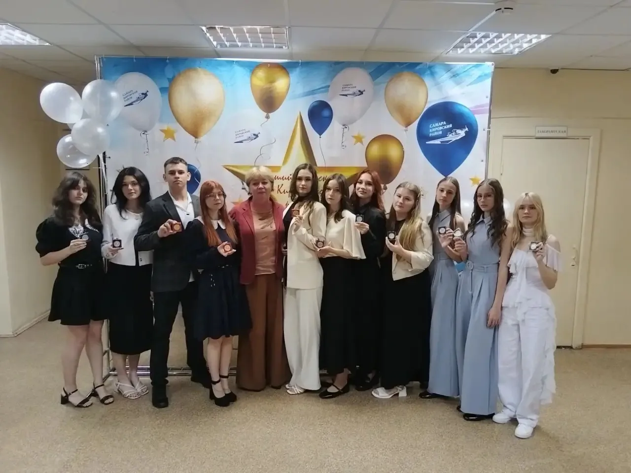 Гордость нашей школы! 🌟

С особой гордостью поздравляем наших выпускников, удостоенных золотых и се